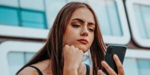 3 digital body language signs someone isn’t into you, even if they always text back