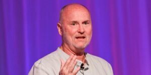 Ex-Airbnb Executive on How to Manage a Founder in Founder Mode