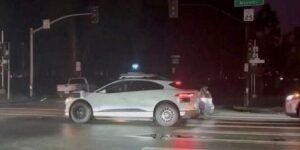 California Regulator Probes Waymo Stalls Following Power Outage