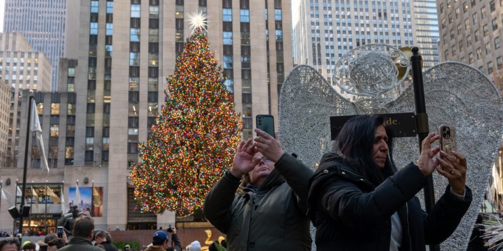 Disappointing Photos Show Crowds at NYC Holiday Attractions