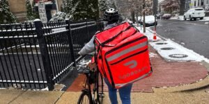 Uber Eats, DoorDash Delivery Worker Tipping in Spotlight With NYC Law