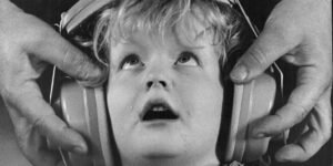 I tried Apple’s noise-canceling AirPods 4 for the first time. I felt like a scared Victorian child.