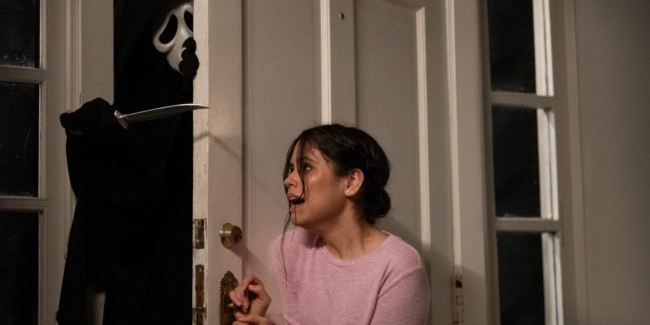 Jenna Ortega keeping Ghostface from coming in in Scream 2022