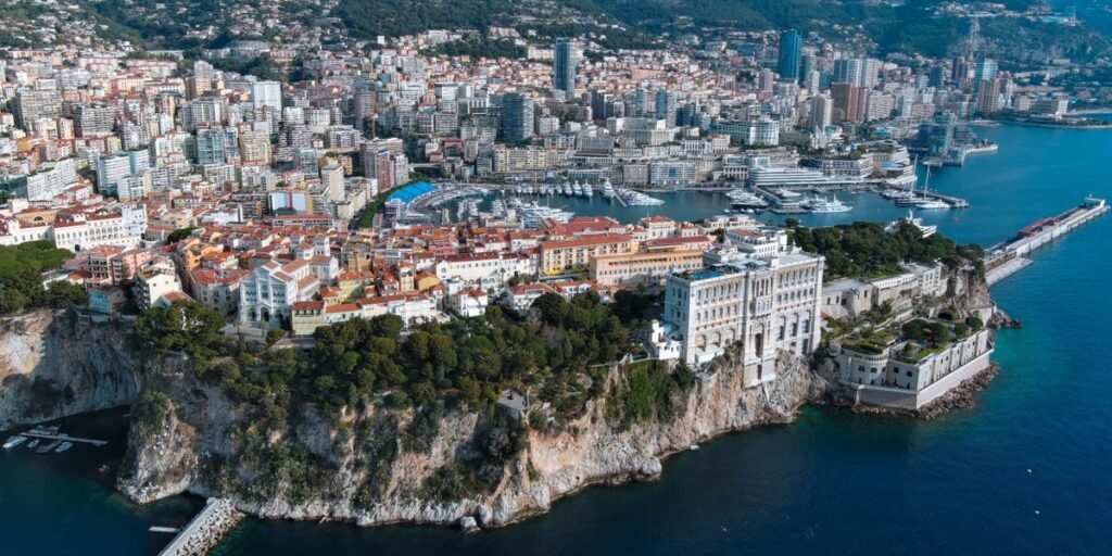 The 15 countries with the highest life expectancy — and the 15 with the lowest