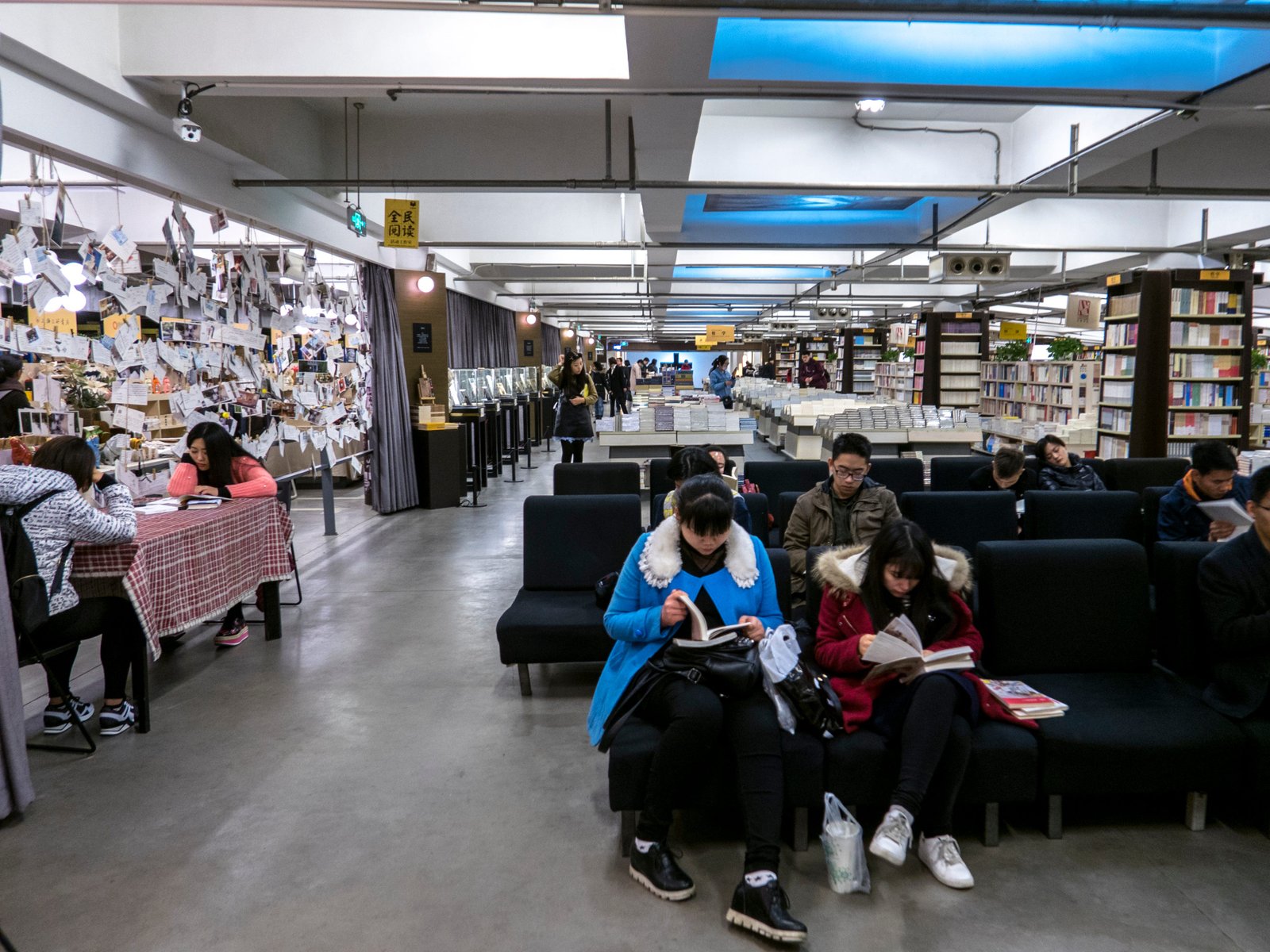 People reading at Librairie Avante-Garde.