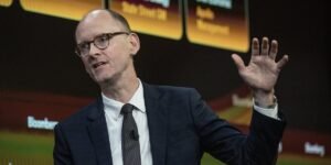 Apollo’s chief economist says he sees ‘zero evidence’ of AI-related job losses, even as CEOs cite the tech in layoffs