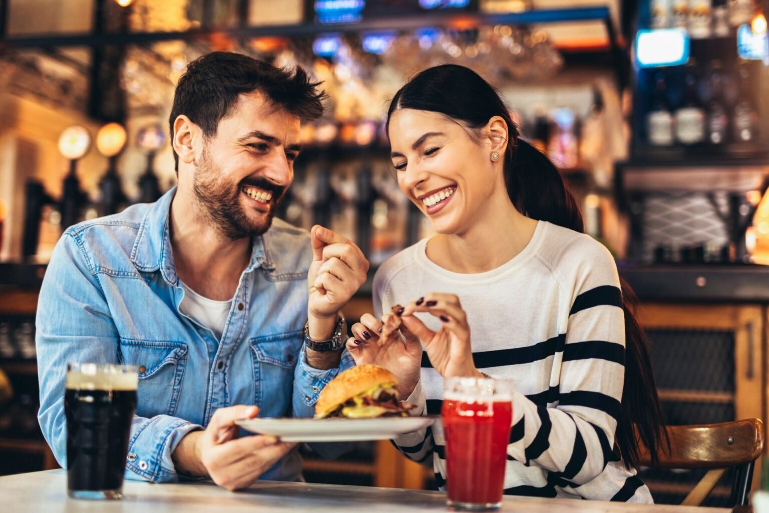11 Ways to Avoid Overspending on Food While Traveling