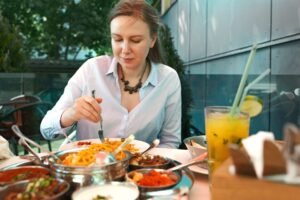 26 Tips to Spend Less When Dining Out