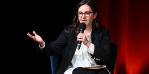 Bari Weiss was supposed to ‘restore trust’ in CBS News. It’s eroding, says CNN’s Brian Stelter. Bari Weiss was supposed to ‘restore trust’ in CBS News. It’s eroding, says CNN’s Brian Stelter.