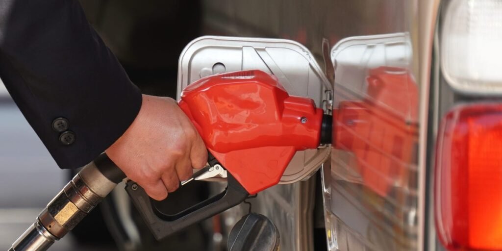 Gas prices have fallen for 3 straight weeks, but they’re still above a gallon Gas prices have fallen for 3 straight weeks, but they’re still above a gallon