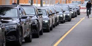 I chauffeur execs as a side hustle. I rely on their tips more than base pay to make money. I chauffeur execs as a side hustle. I rely on their tips more than base pay to make money.