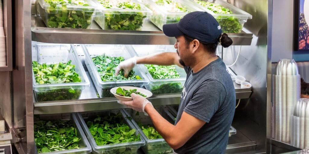 Salad bowl chains are flexing that they don’t serve iceberg lettuce anyway Salad bowl chains are flexing that they don’t serve iceberg lettuce anyway