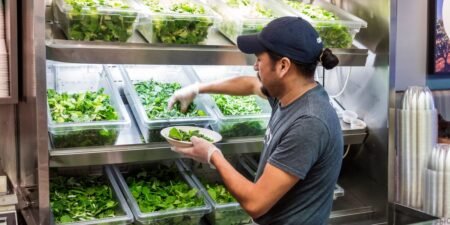 Salad bowl chains are flexing that they don’t serve iceberg lettuce anyway Salad bowl chains are flexing that they don’t serve iceberg lettuce anyway
