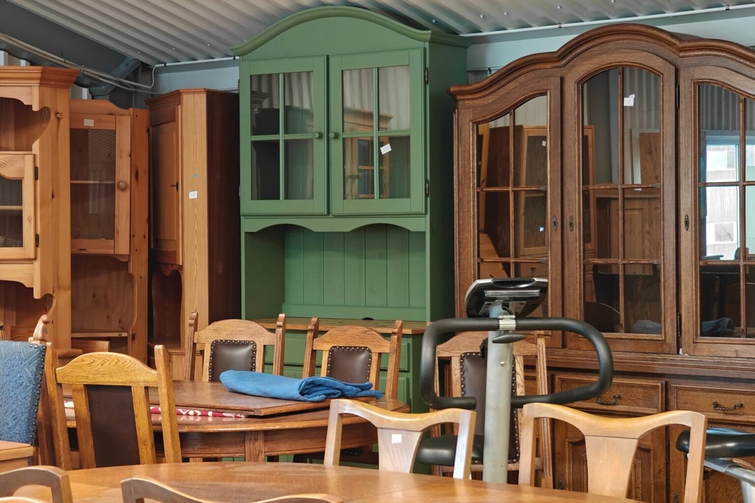 I’ve Thrifted Furniture for Over 30 Years. Here Are 6 Things I Look for — and 4 I Avoid