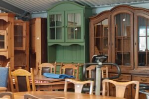 I’ve Thrifted Furniture for Over 30 Years. Here Are 6 Things I Look for — and 4 I Avoid