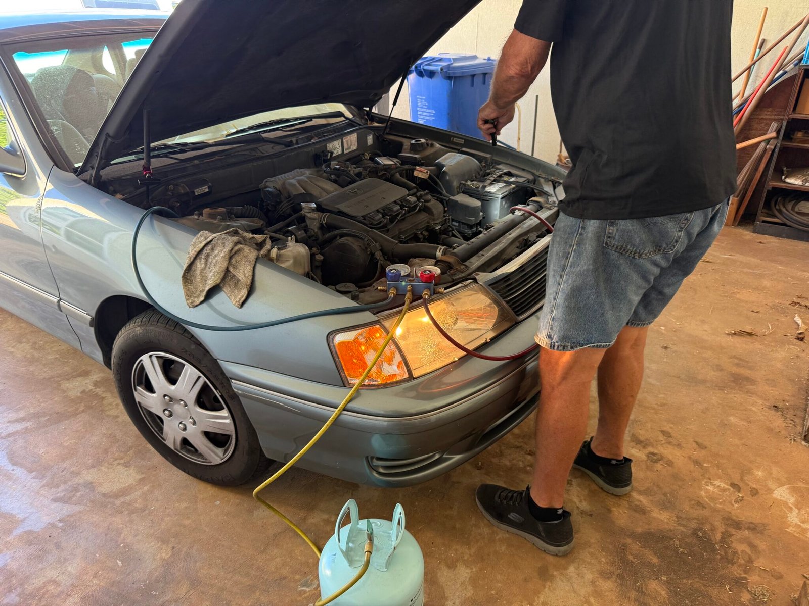 Adding freon to my dad's 28-year-old Toyota Avalon because the AC wouldn't work