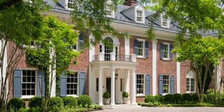 Inside Jackie Kennedy Onassis’ luxurious homes, from sprawling estates to full-floor apartments Inside Jackie Kennedy Onassis’ luxurious homes, from sprawling estates to full-floor apartments