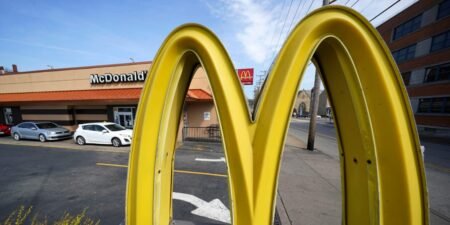 McDonald’s is spending .5 billion on restaurant refreshes and bringing diners back McDonald’s is spending .5 billion on restaurant refreshes and bringing diners back