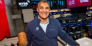 The CEO who leads one handwritten note at a time The CEO who leads one handwritten note at a time