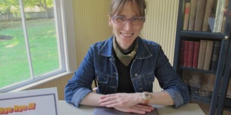 This small town librarian offers a ‘Bye, Bye AI’ class to take AI off your phone. Now everyone wants in.