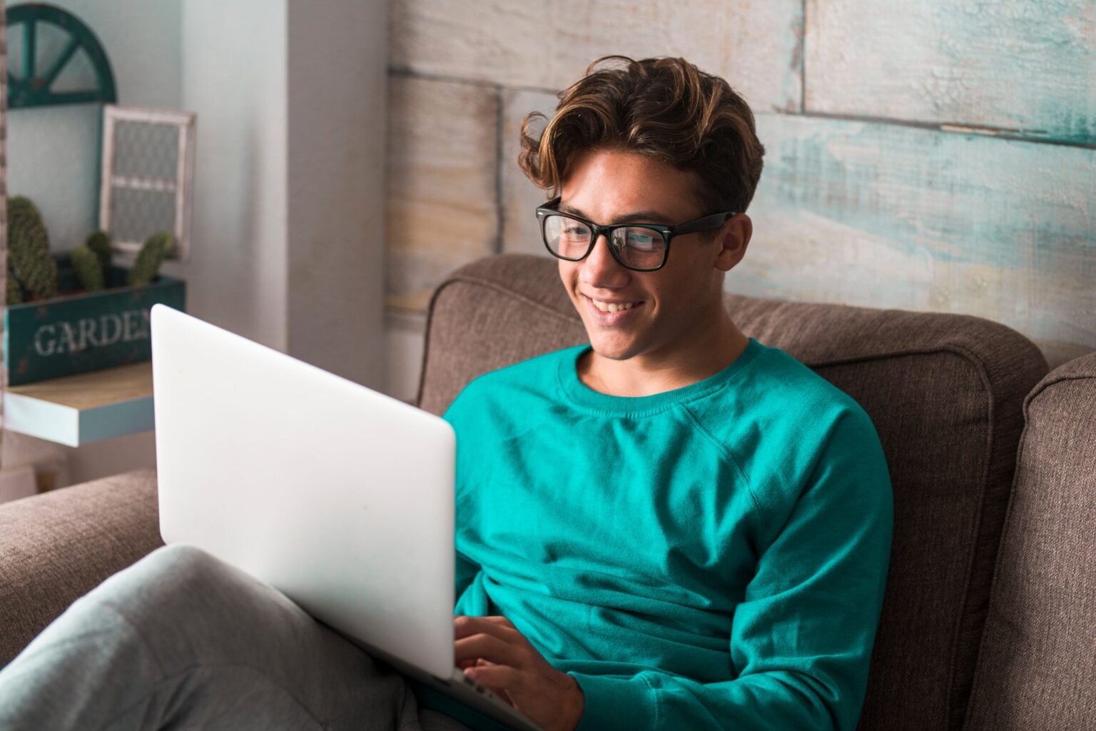 5 Low-Effort Side Hustles You Can Actually Do While Watching TV 5 Low-Effort Side Hustles You Can Actually Do While Watching TV